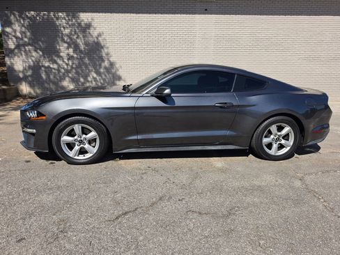 Used 2018 Ford Mustang Coupe RWD image 10