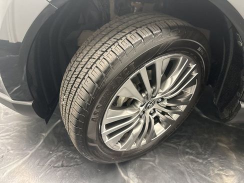 Used 2021 Toyota Venza Limited image 30