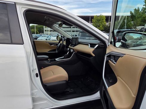 Used 2022 Toyota RAV4 XLE AWD/4WD image 31