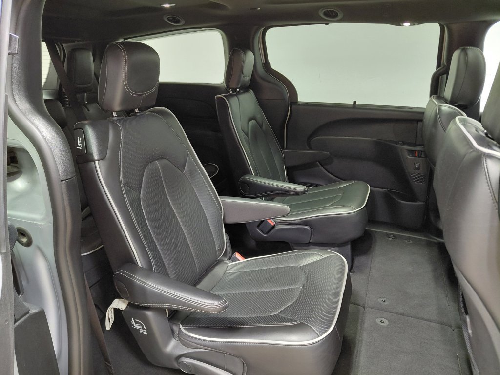 Certified 2026 Chrysler Pacifica Limited w/ S Appearance Package FWD image 48