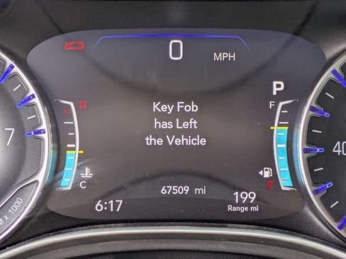 Used 2023 Chrysler Pacifica Touring-L FWD image 21