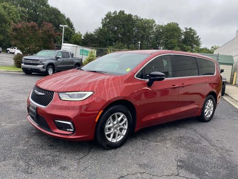 Used 2025 Chrysler Pacifica Select FWD image 3