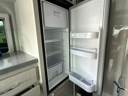 Used 2023 Mercedes-Benz Sprinter 2500 image 40