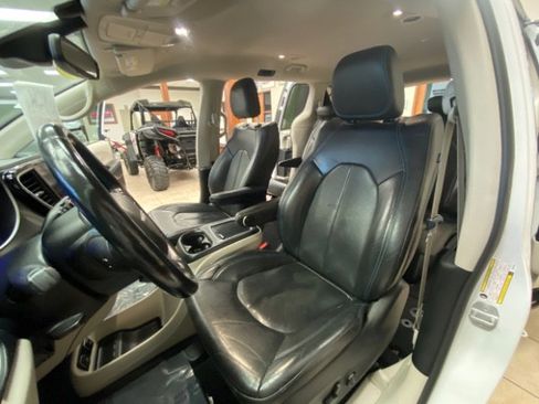 Used 2021 Chrysler Pacifica Touring-L FWD image 13