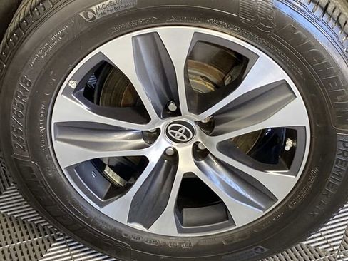 Used 2024 Toyota Highlander XLE AWD/4WD image 28