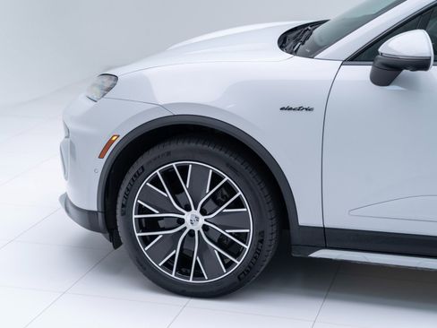 Certified 2025 Porsche Macan Electric image 11