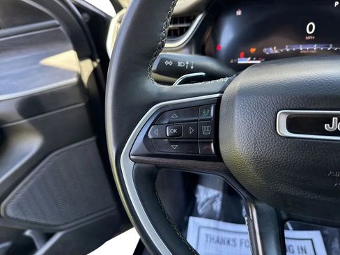 Used 2023 Jeep Grand Cherokee Limited image 17