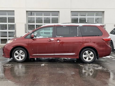Used 2018 Toyota Sienna LE image 2