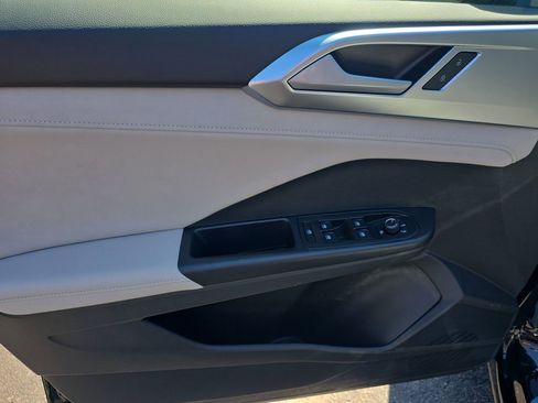 Used 2025 Volkswagen Taos SE image 16