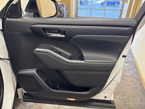 Used 2022 Toyota Highlander XLE image 14