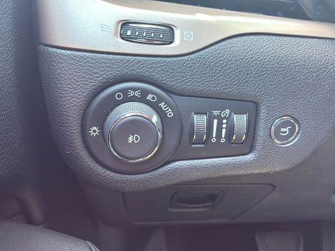 Used 2017 Jeep Cherokee 75th Anniversary AWD/4WD image 40