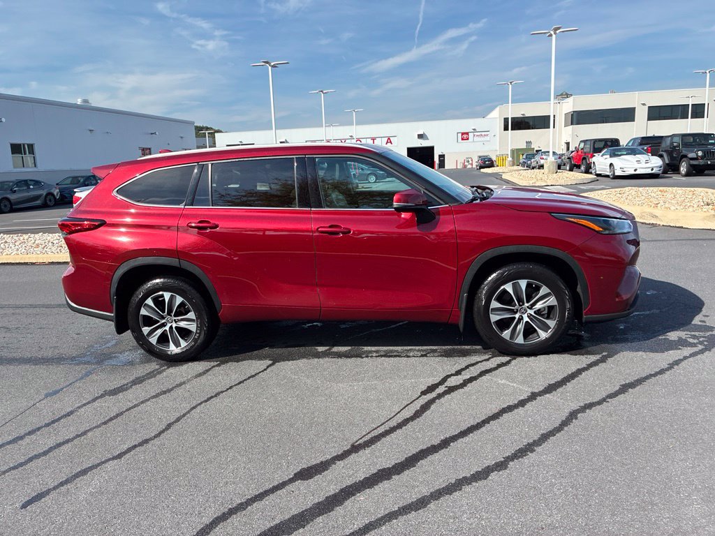 Used 2022 Toyota Highlander XLE AWD/4WD image 4