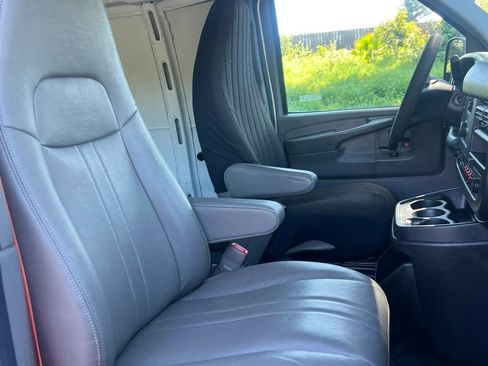 Used 2014 Chevrolet Express 2500 Van 3D image 10