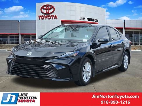 Used 2025 Toyota Camry LE image 3