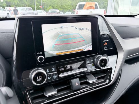 Used 2025 Toyota Highlander LE FWD image 17