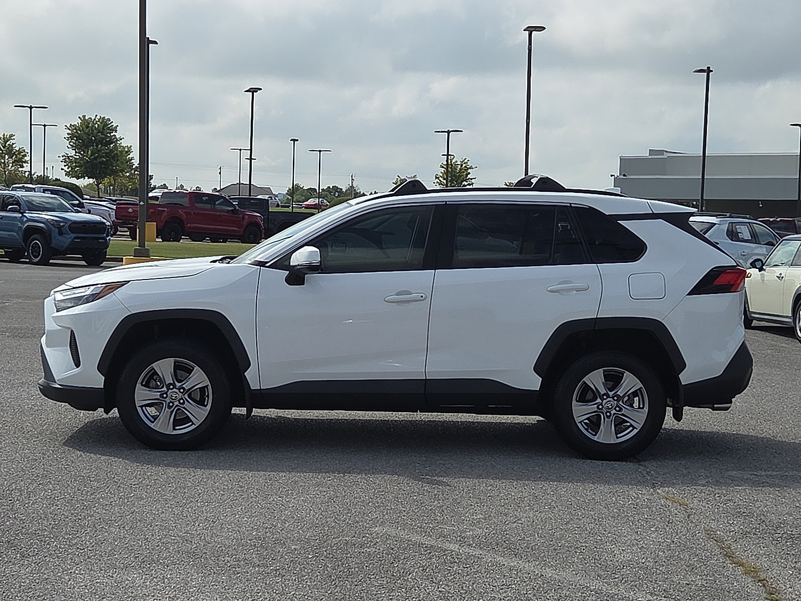 Used 2023 Toyota RAV4 XLE AWD/4WD image 3