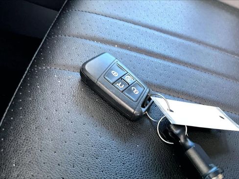 Used 2023 Volkswagen Tiguan SE R-Line image 13