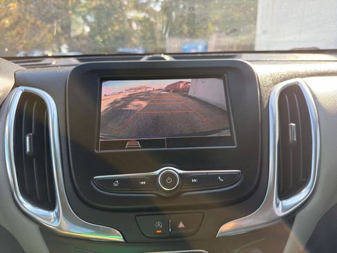 Used 2022 Chevrolet Equinox LT w/ Driver Convenience Package image 9