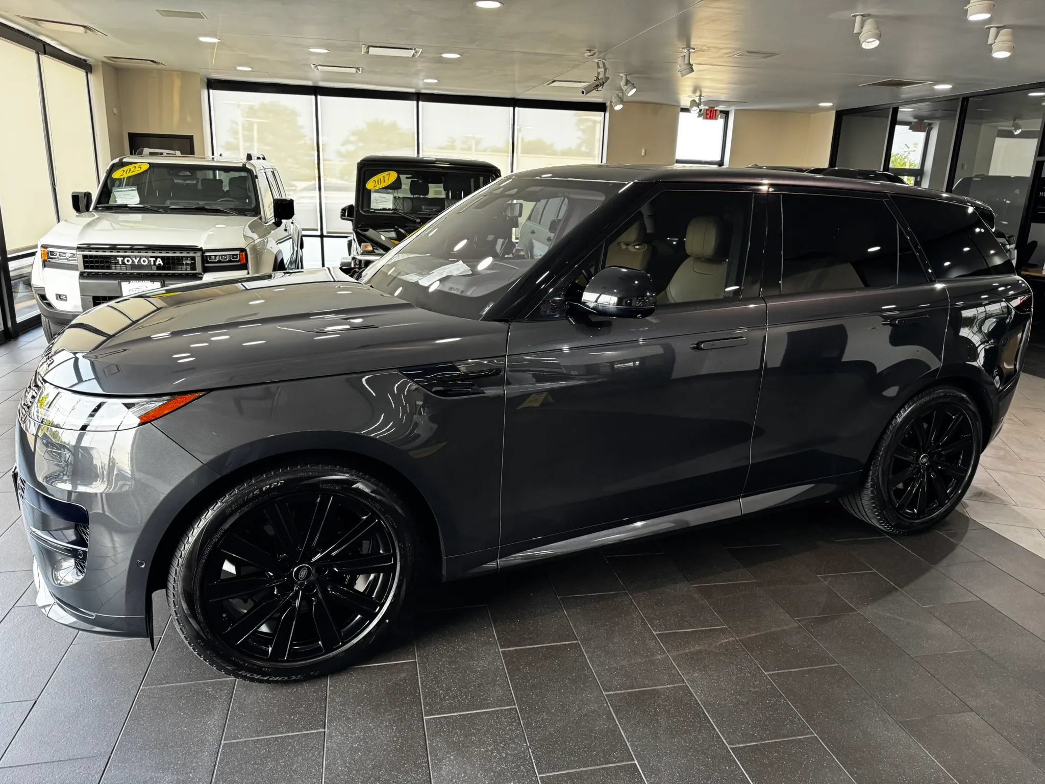 Used 2023 Land Rover Range Rover Sport SE Dynamic AWD/4WD image 2