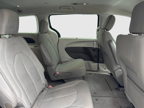 Used 2021 Chrysler Pacifica Touring FWD image 46