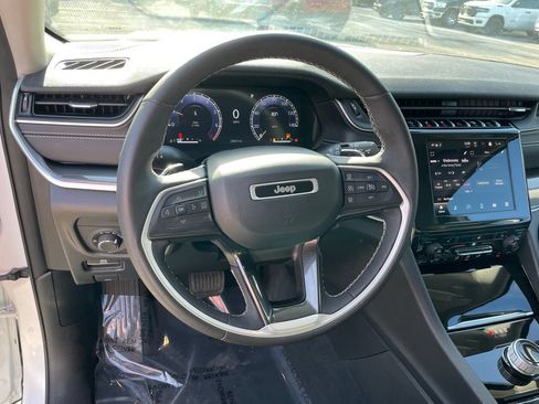 Used 2023 Jeep Grand Cherokee Laredo w/ Luxury Tech Group I AWD/4WD image 12