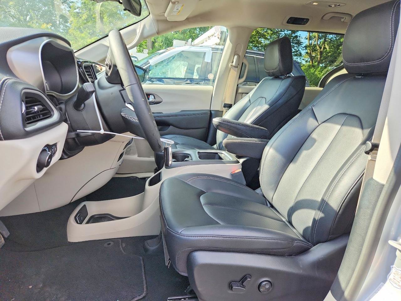 Used 2024 Chrysler Pacifica Limited FWD image 5