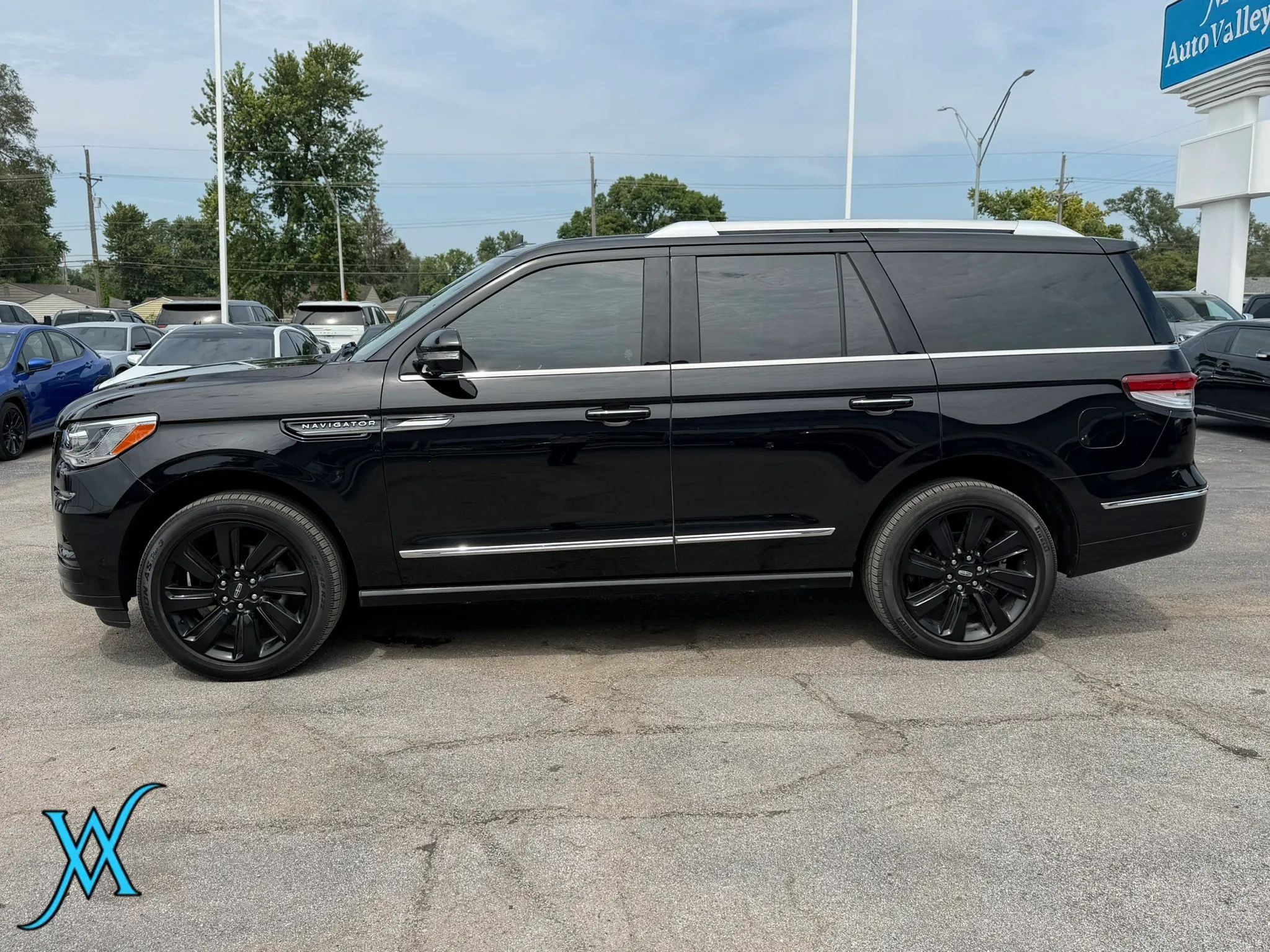 Used 2023 Lincoln Navigator Reserve AWD/4WD image 4