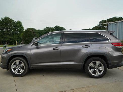 Used 2019 Toyota Highlander Limited FWD image 24
