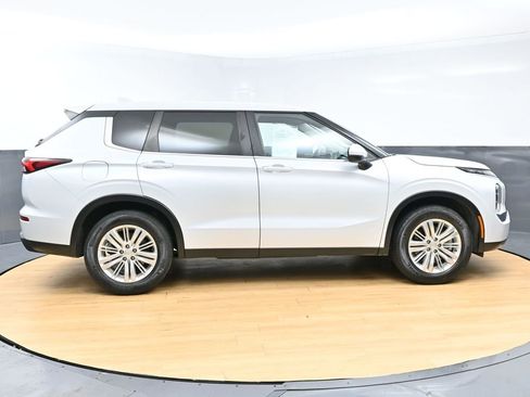 Used 2024 Mitsubishi Outlander ES image 8