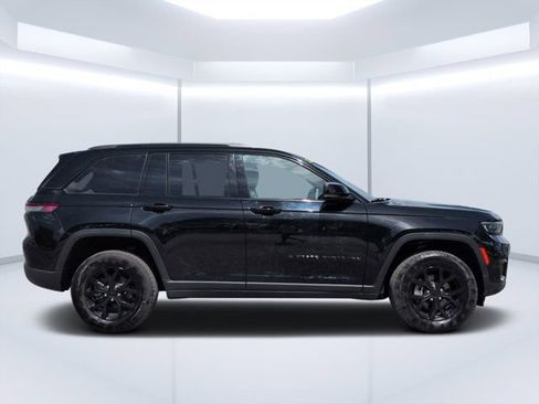 Used 2024 Jeep Grand Cherokee Altitude AWD/4WD image 2