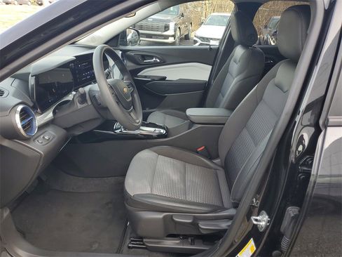 Used 2025 Chevrolet Trax LT image 12