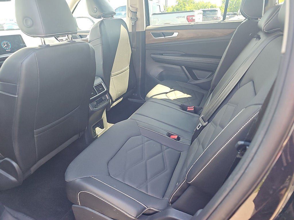 Used 2025 Volkswagen Atlas SE FWD image 14