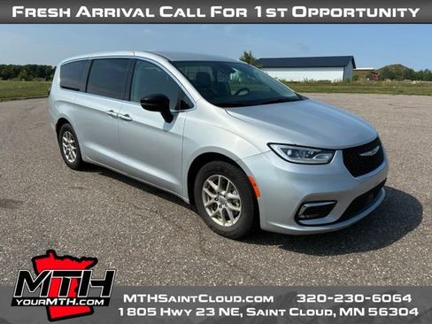 Used 2024 Chrysler Pacifica Touring-L FWD image 2