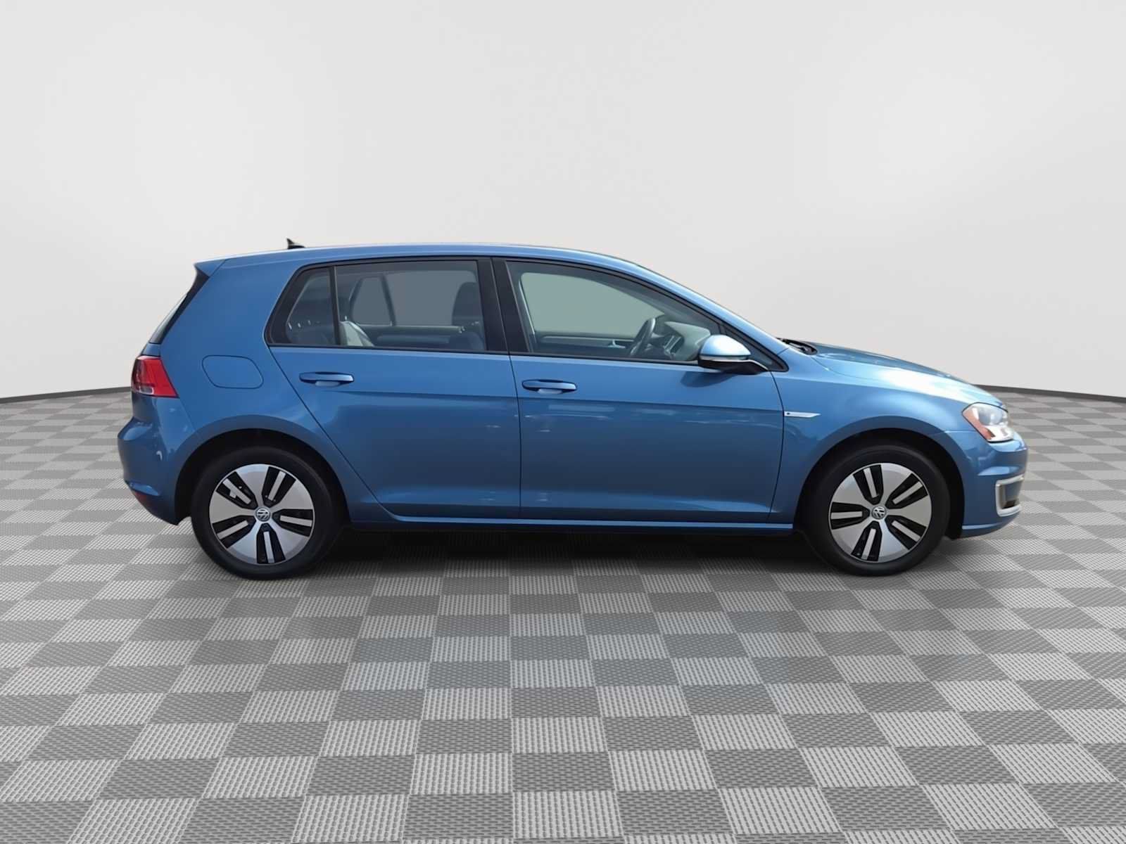 Used 2016 Volkswagen e-Golf SE w/ DC Fast Charging Package FWD image 9