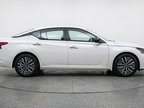 Used 2025 Nissan Altima 2.5 SV FWD image 11