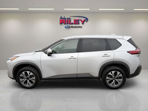 Used 2023 Nissan Rogue SV image 2