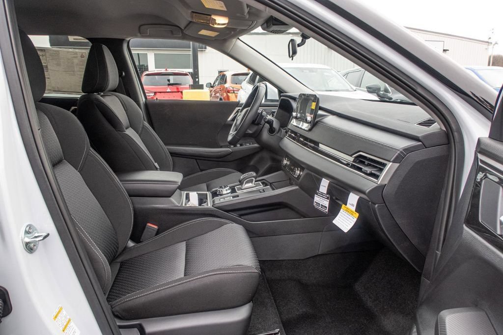 Used 2025 Mitsubishi Outlander ES AWD/4WD image 18