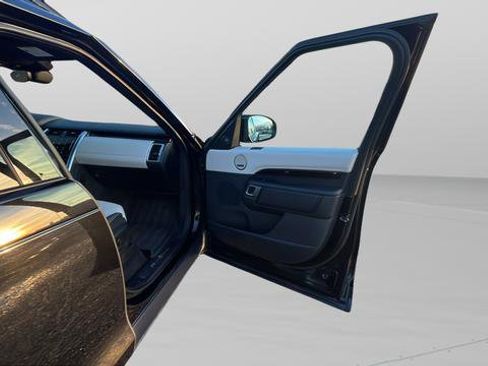 Used 2023 Land Rover Discovery Metropolitan Edition image 26