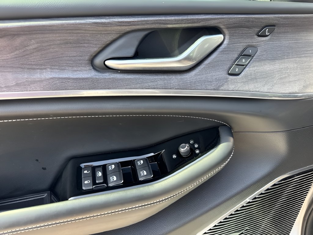 Used 2021 Jeep Grand Cherokee L Overland w/ Luxury Tech Group IV AWD/4WD image 26