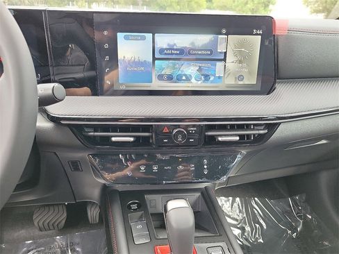 New 2025 Nissan Kicks SR image 9