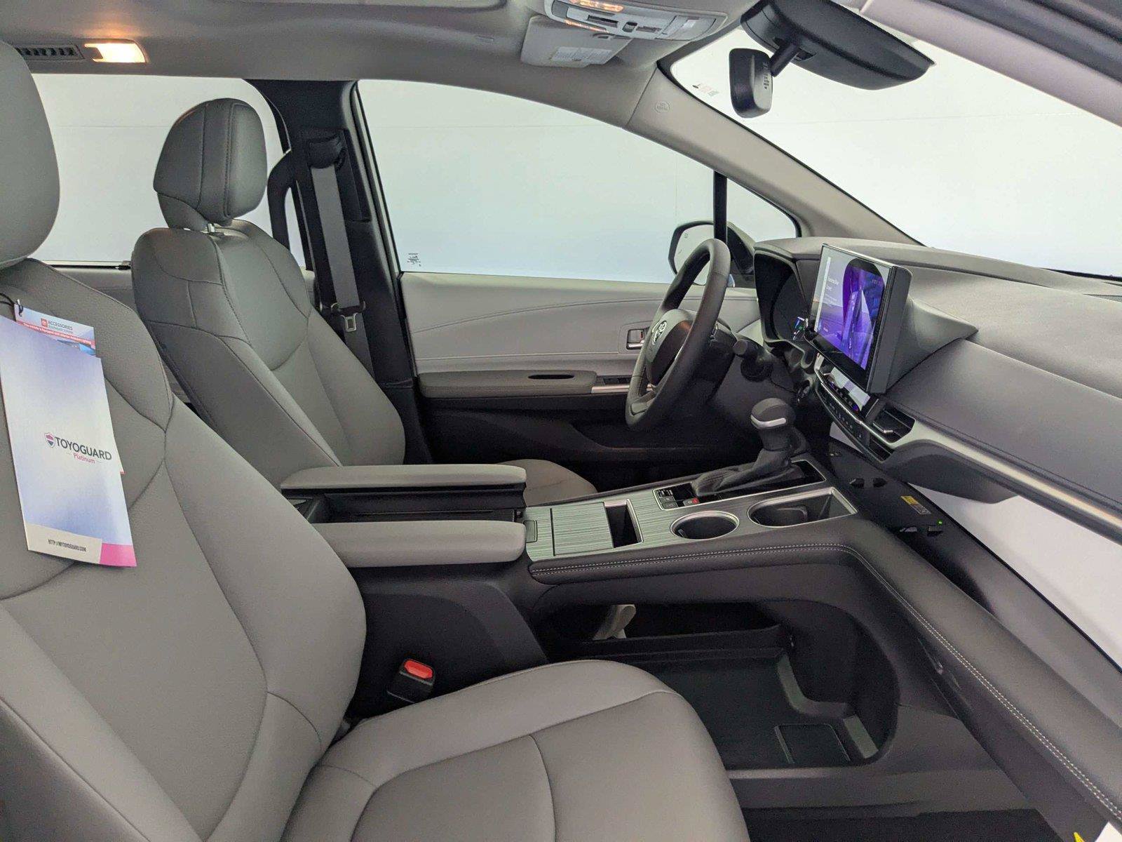 Certified 2025 Toyota Sienna XLE FWD image 30