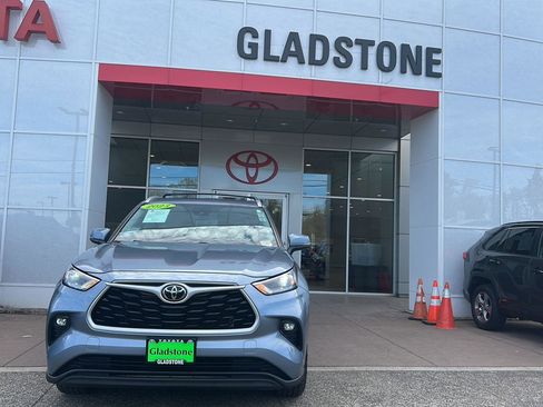 Used 2023 Toyota Highlander XLE image 2