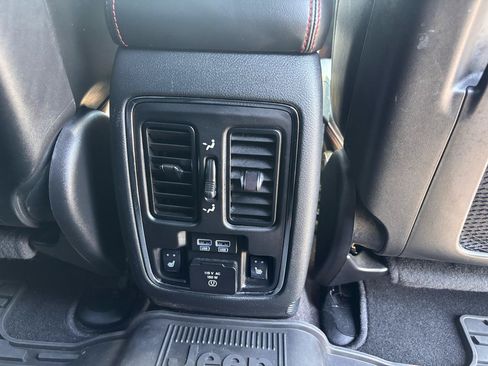 Used 2019 Jeep Grand Cherokee Trailhawk AWD/4WD image 31