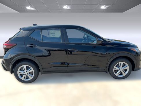 New 2025 Nissan Kicks Play S image 8