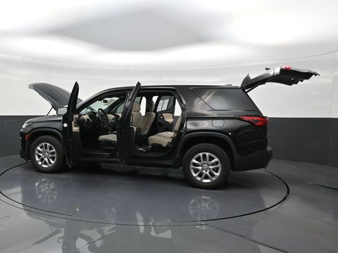 Used 2023 Chevrolet Traverse LS FWD image 2