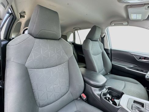 Used 2020 Toyota RAV4 XLE image 19