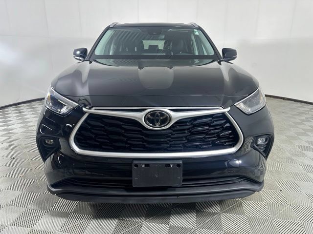 Used 2022 Toyota Highlander XLE AWD/4WD image 2