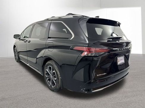Used 2025 Toyota Sienna Platinum image 33