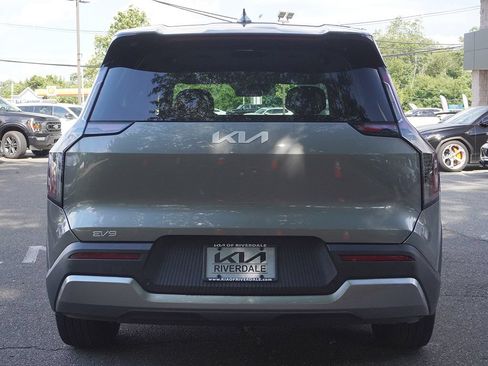 Used 2024 Kia EV9 Light Long Range RWD image 13