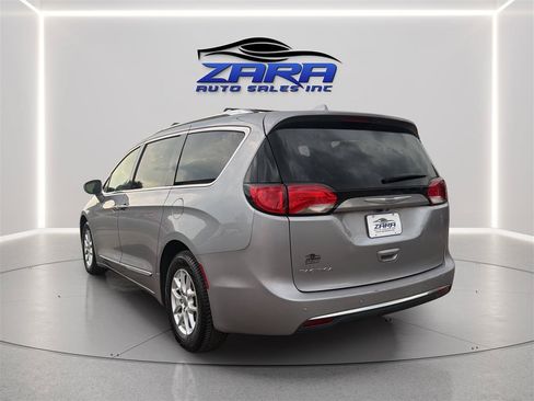 Used 2020 Chrysler Pacifica Touring-L FWD image 5